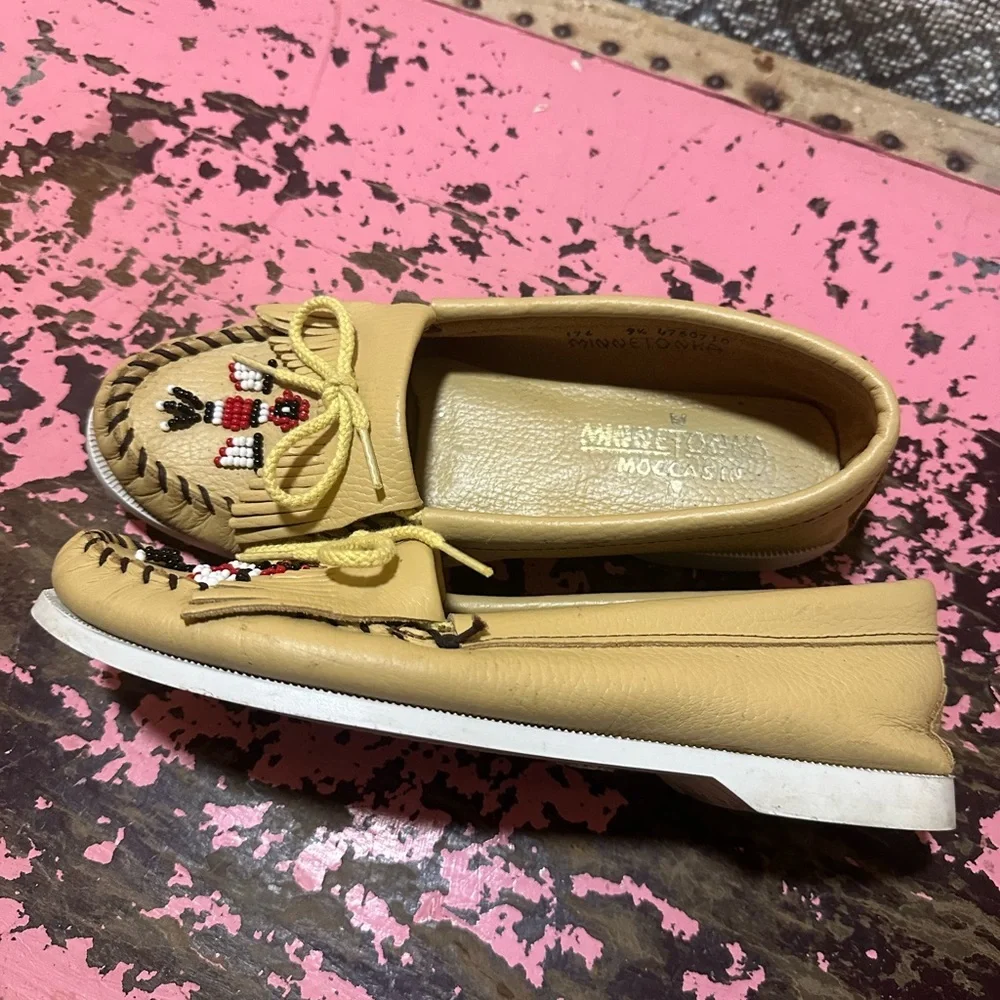 MINNETONKA Tan Leather Moccasins with Beaded Design Sz 9.5 - worn once - Picture 3 of 6